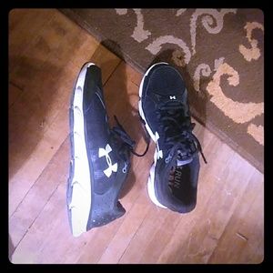 Men's size 10 Under Armour Black running shoes